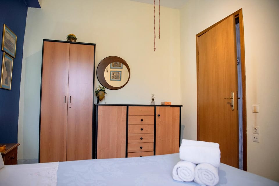 Bedroom, towels, wardrobe