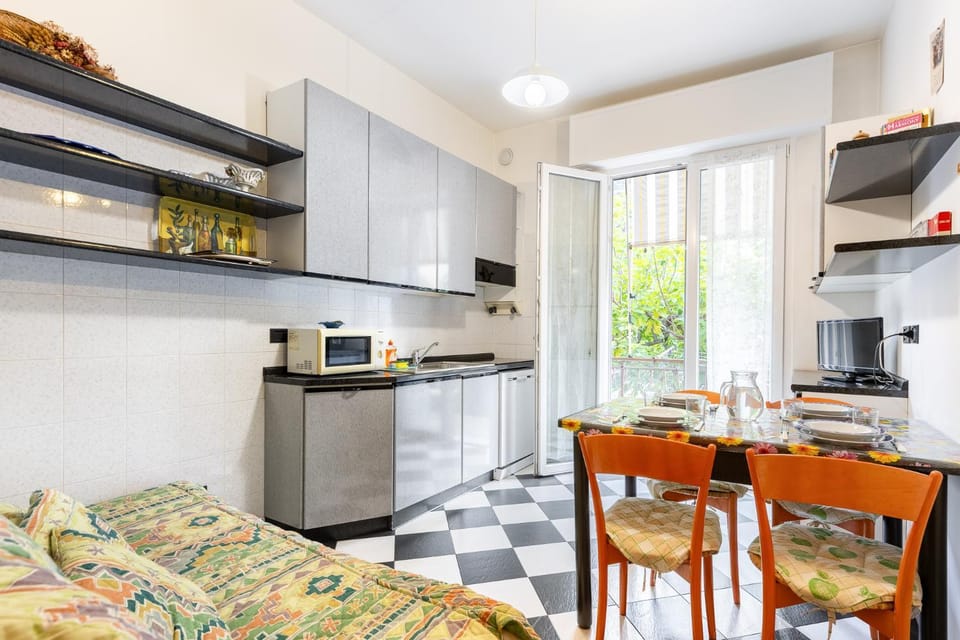 Kitchen or kitchenette, Dining area, stove