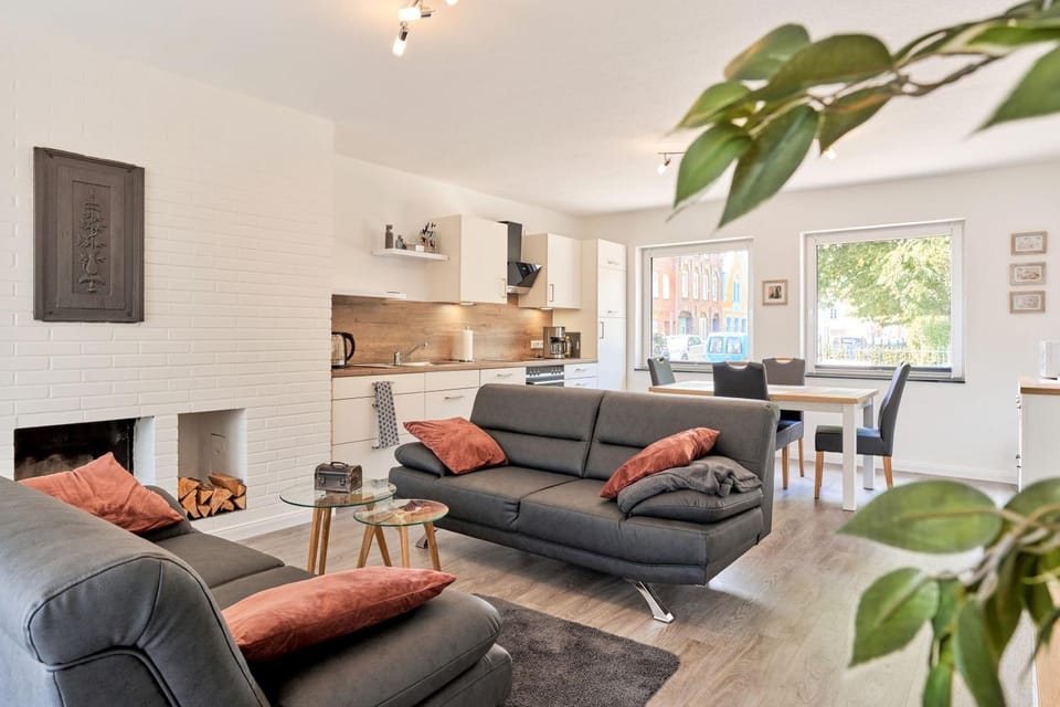 Kitchen or kitchenette, Living room, Seating area, Dining area