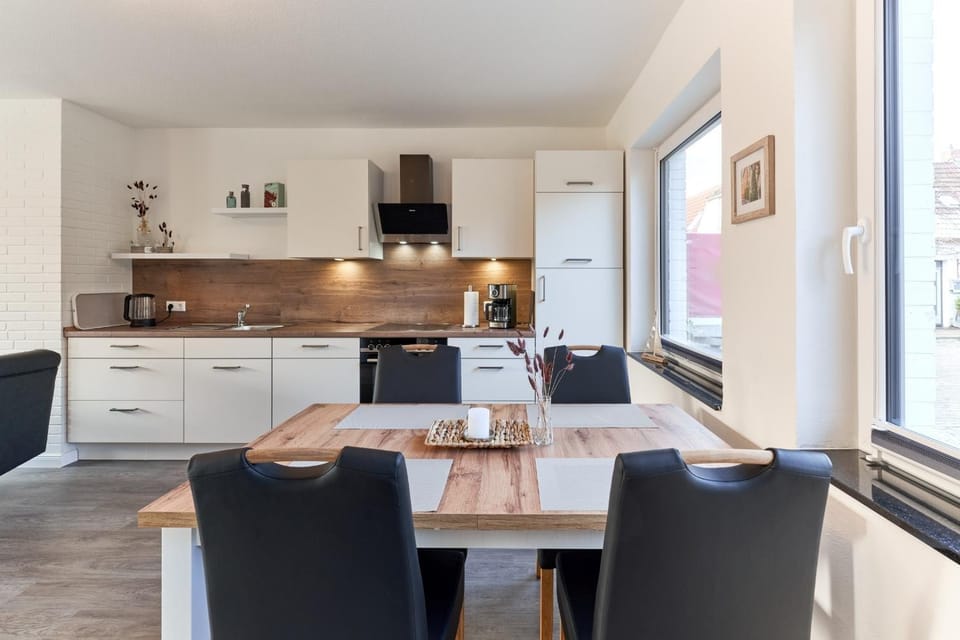 Kitchen or kitchenette, Seating area, Dining area, stove