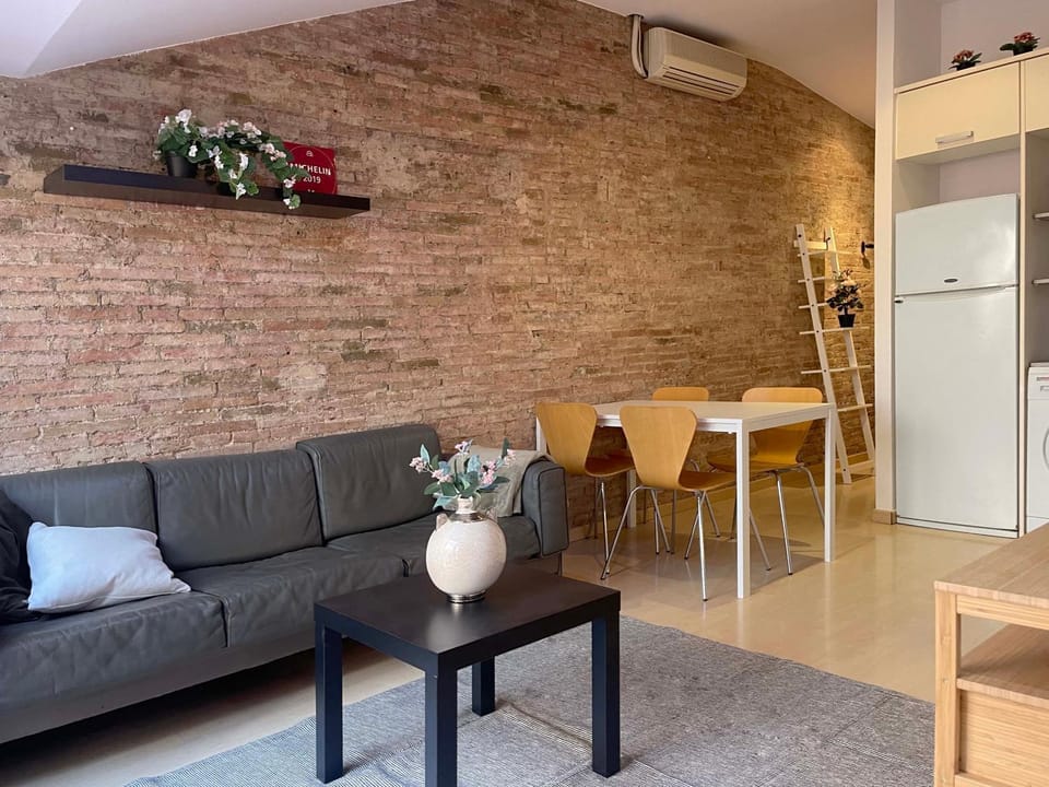 Living room, Lounge or bar, Seating area, Dining area, air conditioner