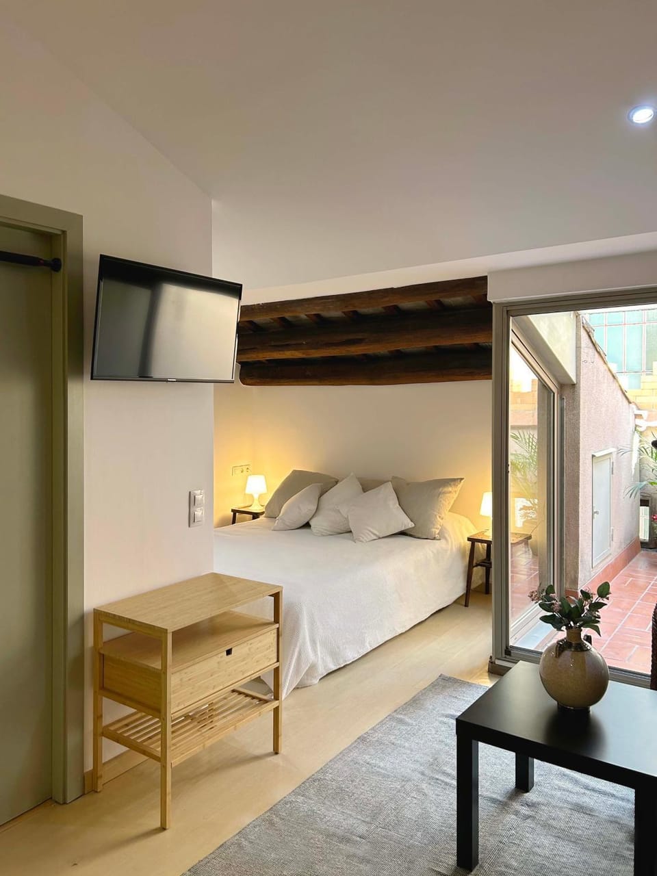 Bed, TV and multimedia, Photo of the whole room, Bedroom