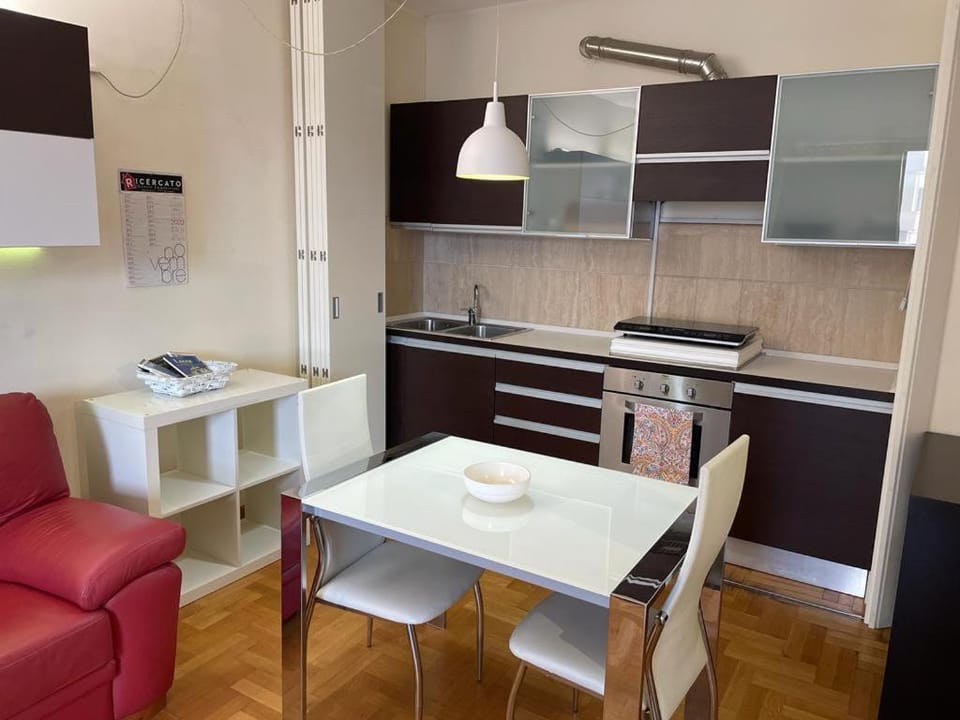 Kitchen or kitchenette, Living room, Seating area, Dining area, stove