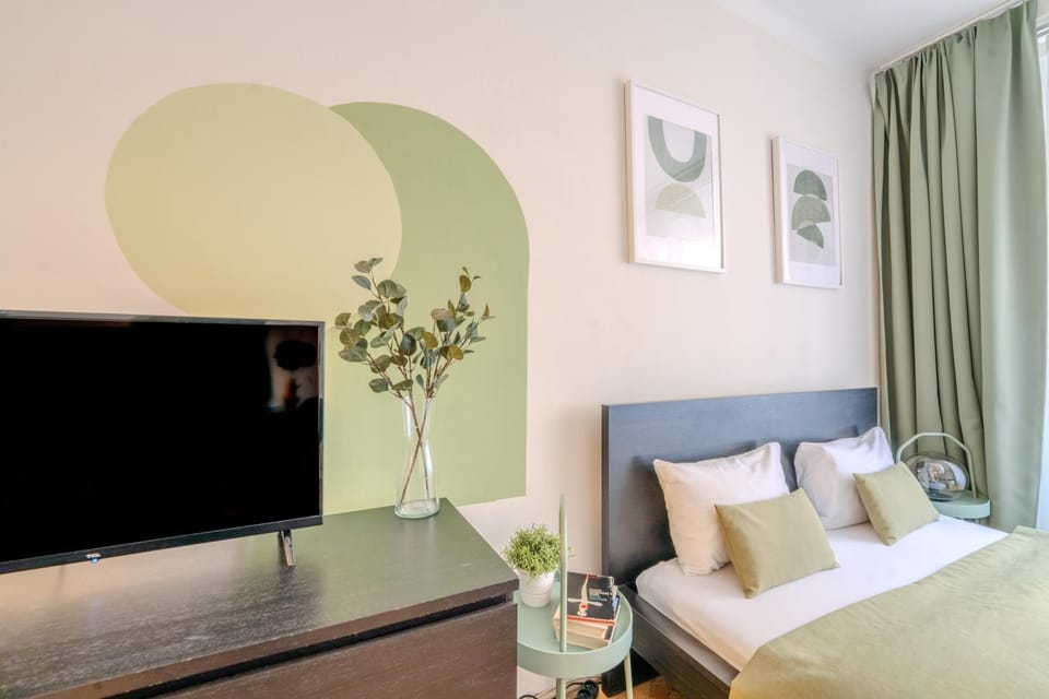Bed, TV and multimedia, Photo of the whole room, Bedroom