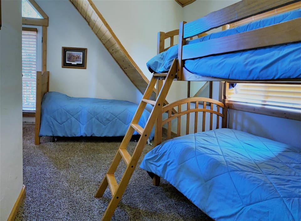 Bedroom, bunk bed
