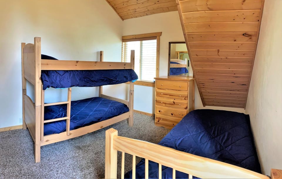 Bed, Photo of the whole room, Bedroom, bunk bed