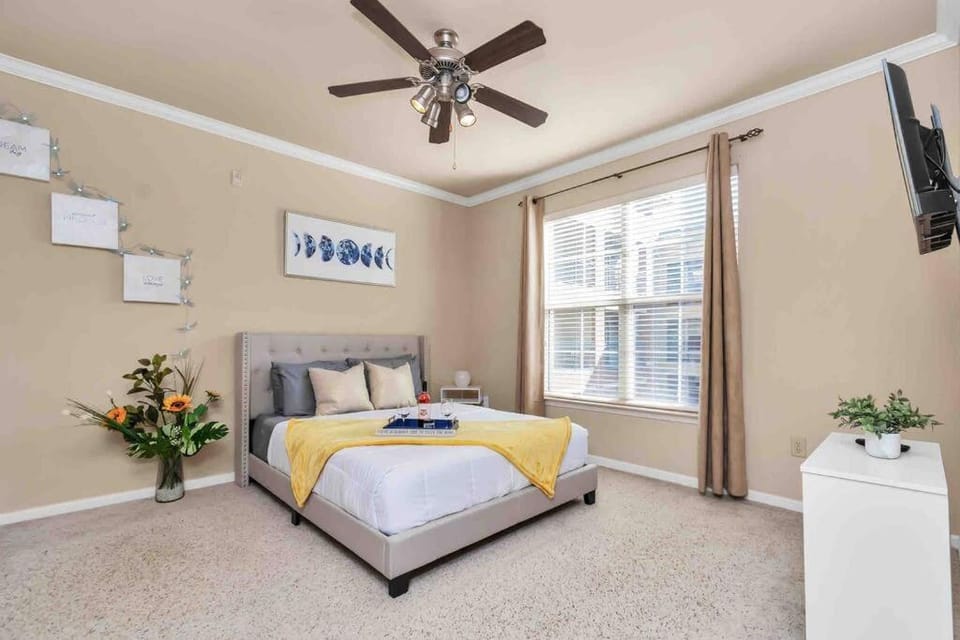Photo of the whole room, Bedroom