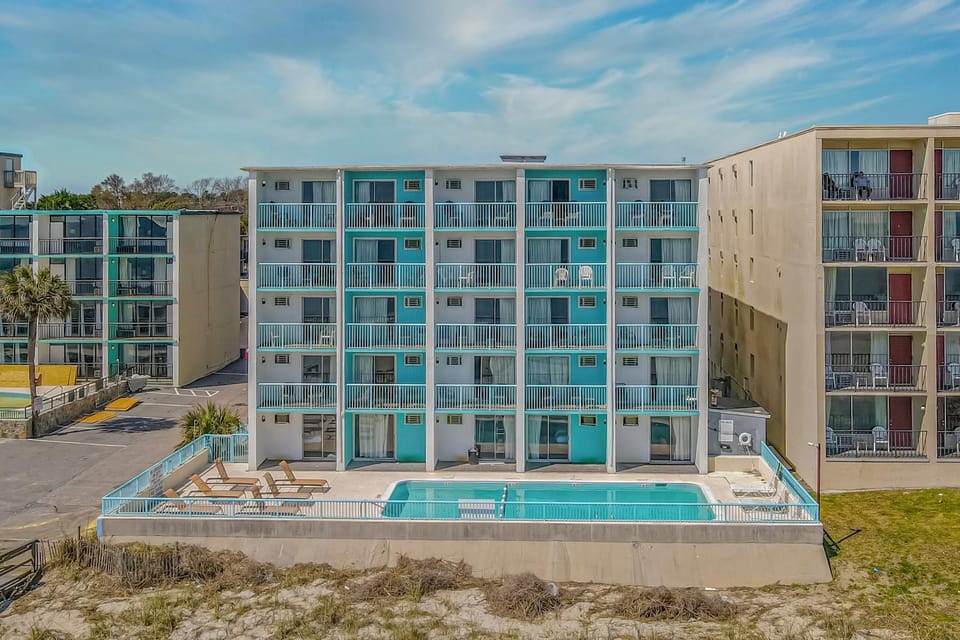 Communal lounge/ TV room, Day, Evening entertainment, Pool view, Swimming pool, sunbed