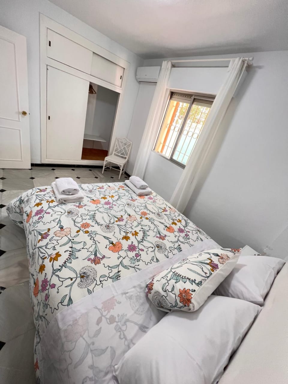 Bed, Photo of the whole room, Bedroom, wardrobe