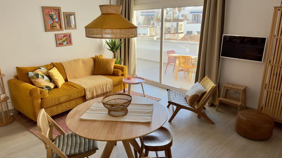 TV and multimedia, Living room, Seating area, Dining area