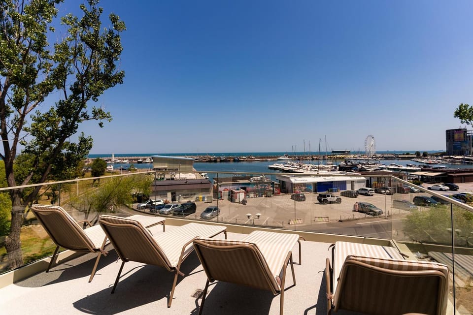Day, Natural landscape, Balcony/Terrace, Seating area, Beach, Sea view, sunbed