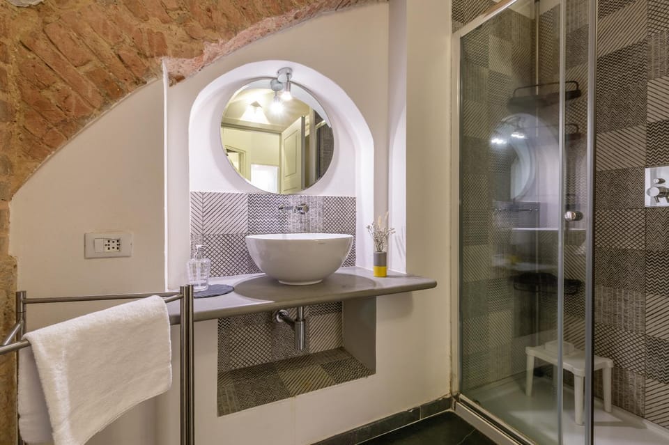 Shower, Toilet, Bathroom, towels