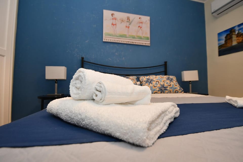 Bed, towels