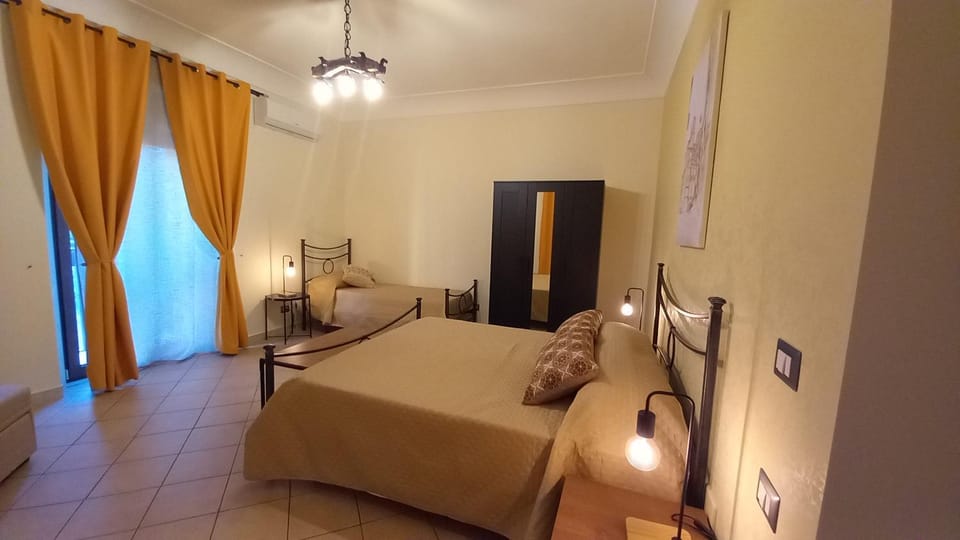 Bed, TV and multimedia, Photo of the whole room, Bedroom, oven, wardrobe, air conditioner