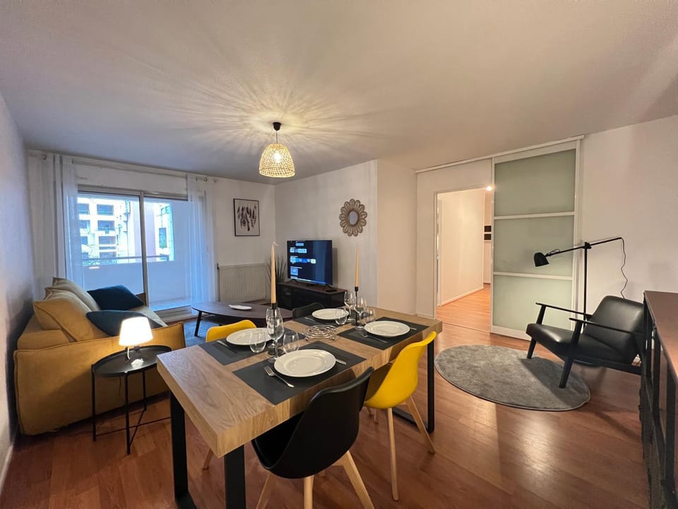 Communal lounge/ TV room, TV and multimedia, Living room, Lounge or bar, Seating area, Dining area