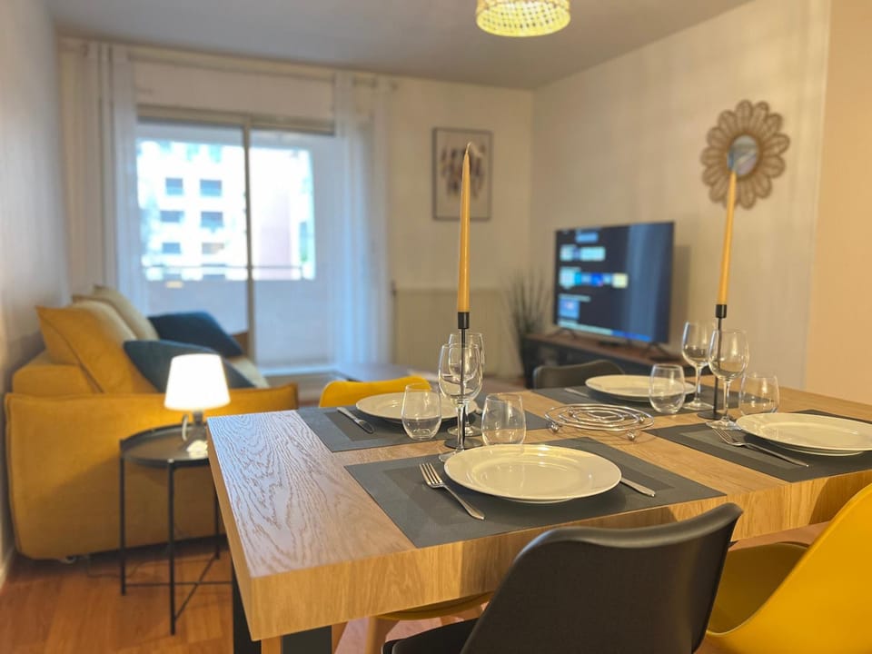 TV and multimedia, Living room, Seating area, Dining area