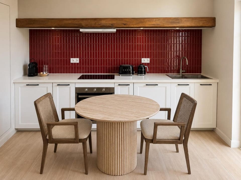 Kitchen or kitchenette, Dining area
