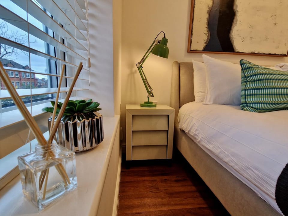 Trendy Luxury Serviced Apartment next to City Centre with Free Parking - Contractors & Relocators Apartment in Coventry