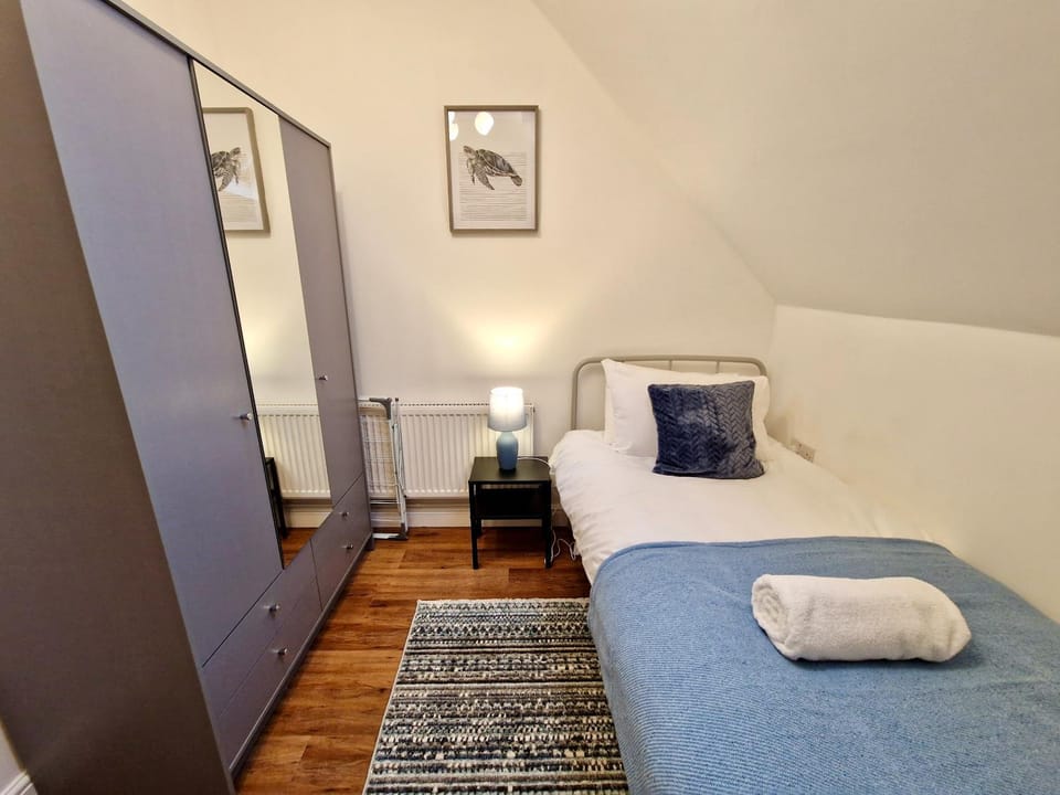 Trendy Luxury Serviced Apartment next to City Centre with Free Parking - Contractors & Relocators Apartment in Coventry