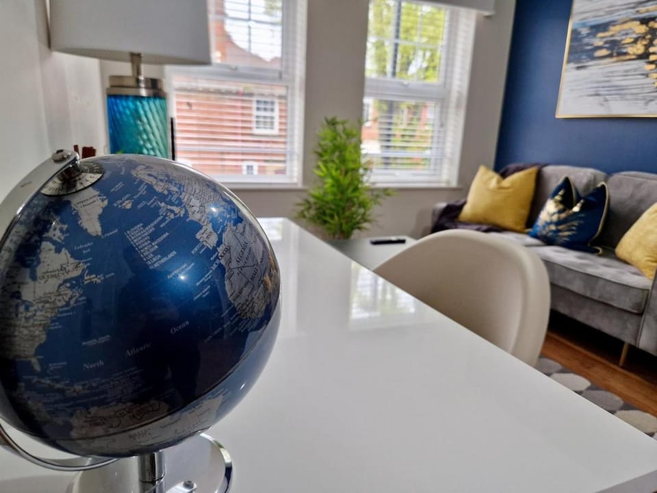 Trendy Spacious Serviced Apartment next to City Centre with Free Parking - Contractors & Relocators House in Coventry