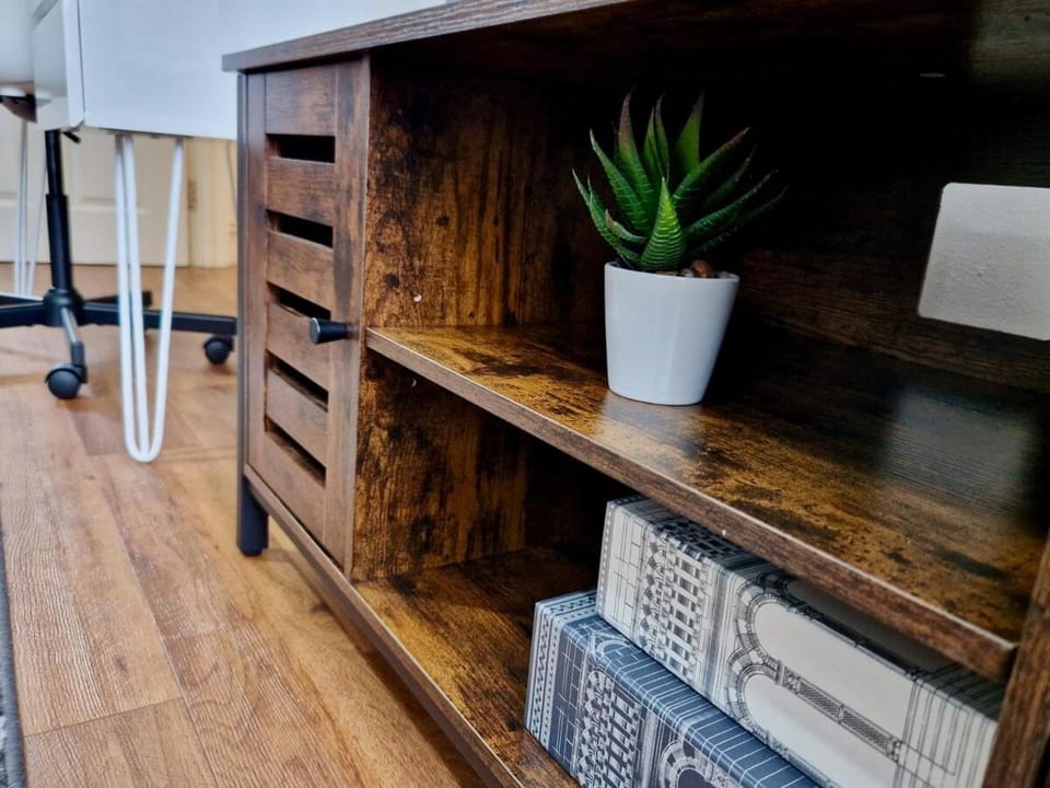 Trendy Spacious Serviced Apartment next to City Centre with Free Parking - Contractors & Relocators House in Coventry