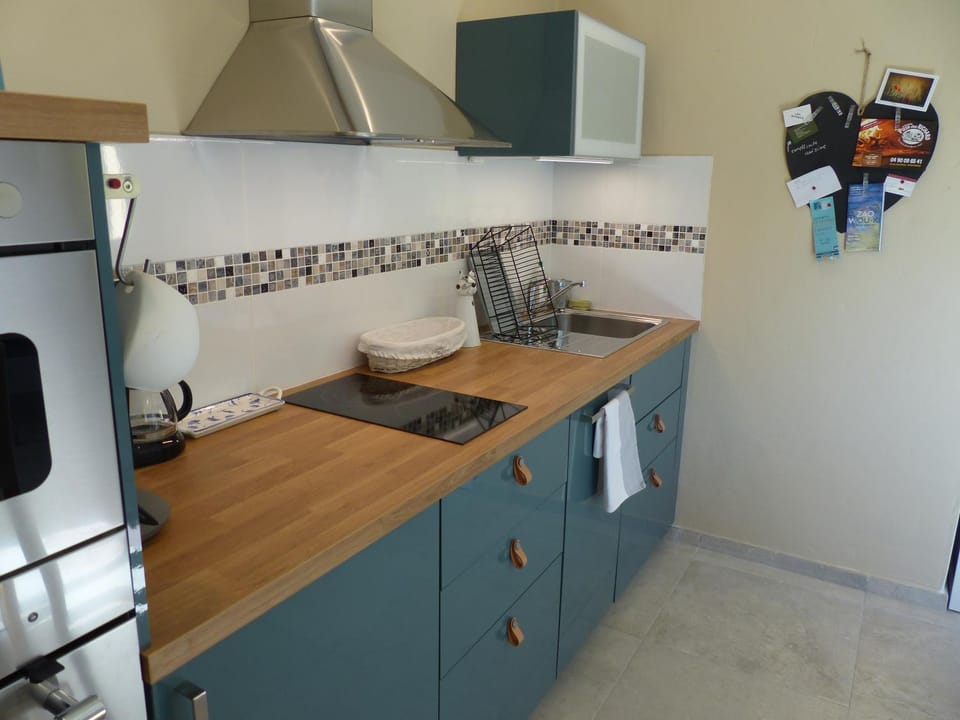 Kitchen or kitchenette, dishwasher, oven, stove
