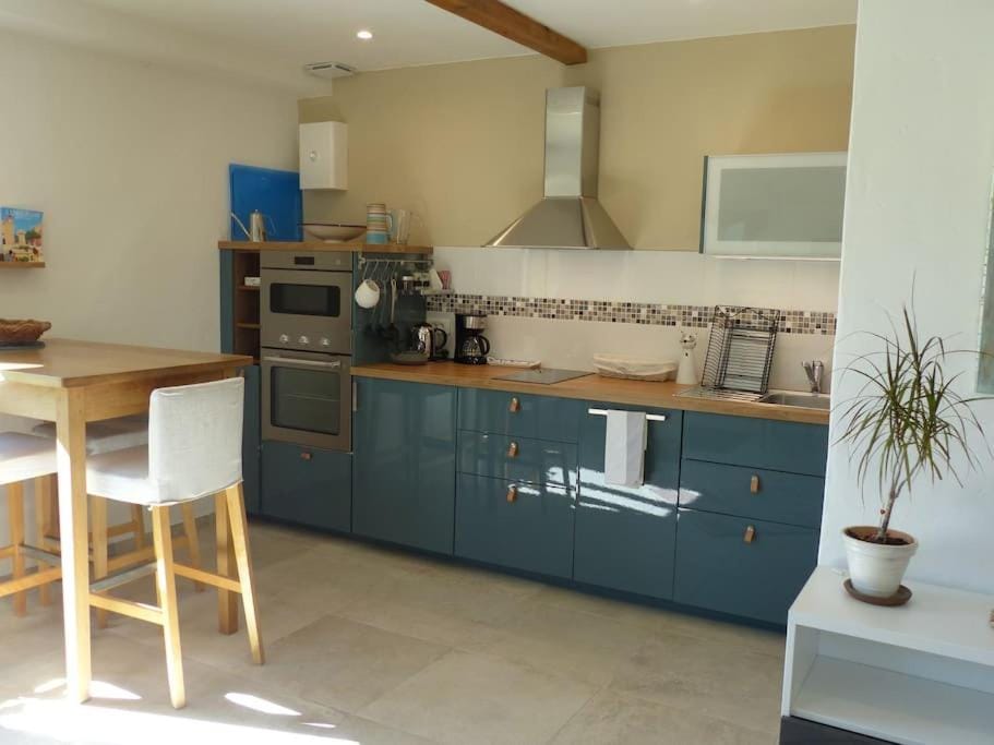 Coffee/tea facilities, Dining area, dishwasher, stove