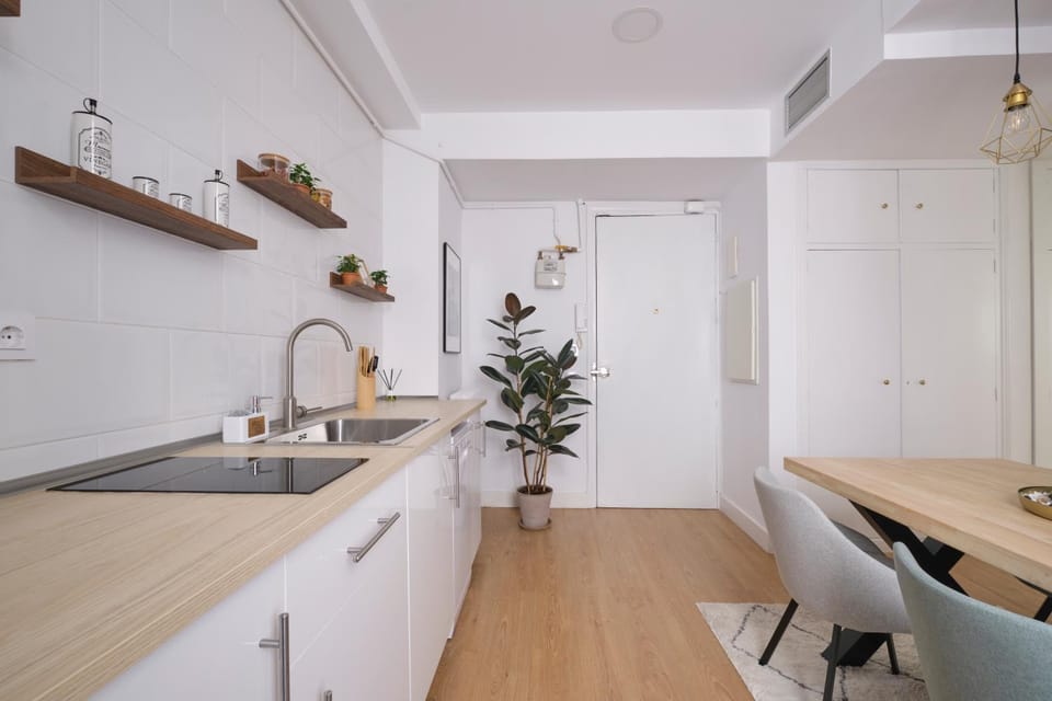 Kitchen or kitchenette, Dining area, stove