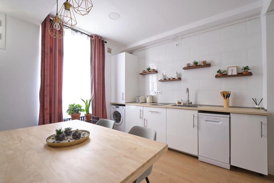 Kitchen or kitchenette, Dining area, dishwasher, minibar, stove