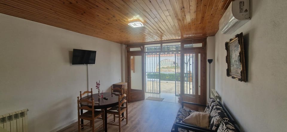 Communal lounge/ TV room, TV and multimedia, Living room, Dining area