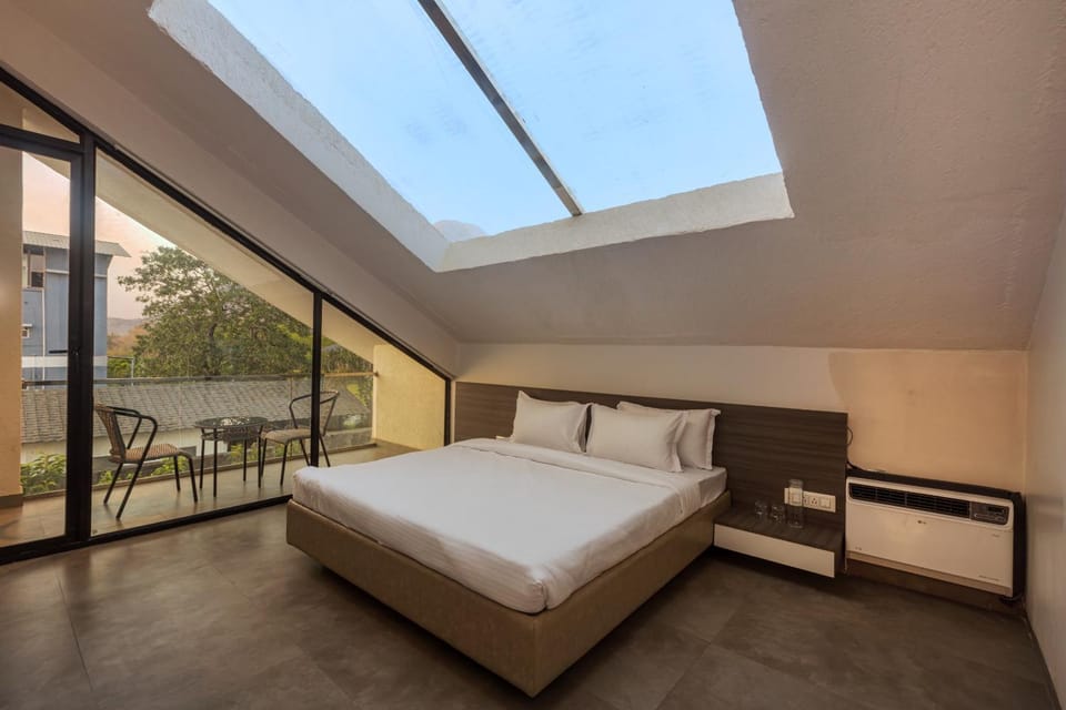 Bed, View (from property/room), Balcony/Terrace, Seating area, Bedroom, air conditioner