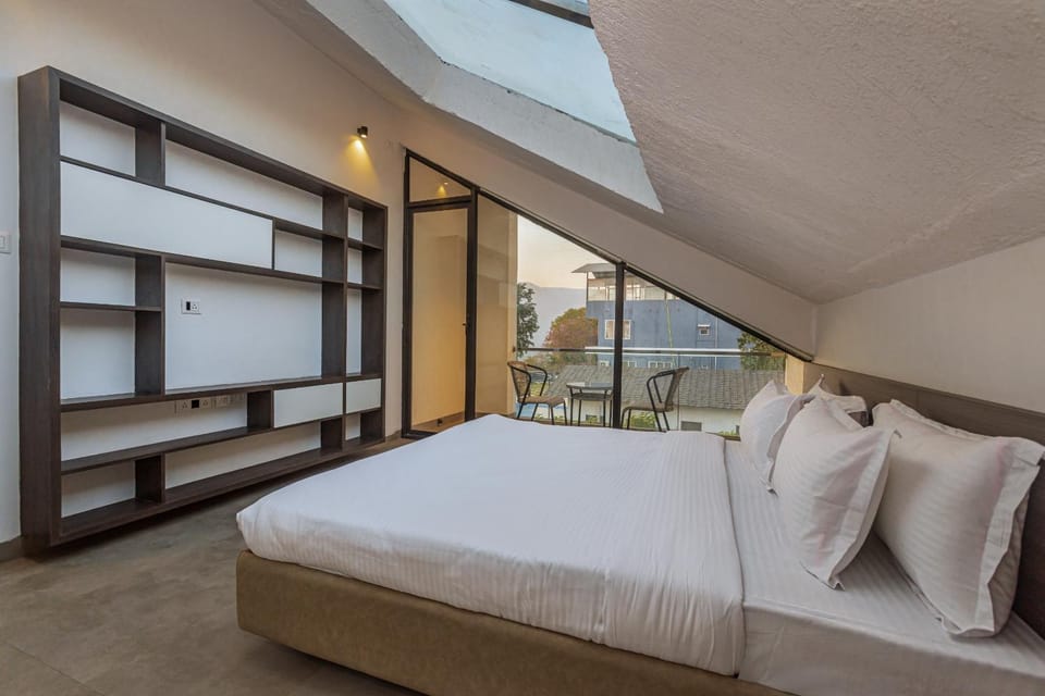 Bed, Photo of the whole room, Seating area, Bedroom, air conditioner