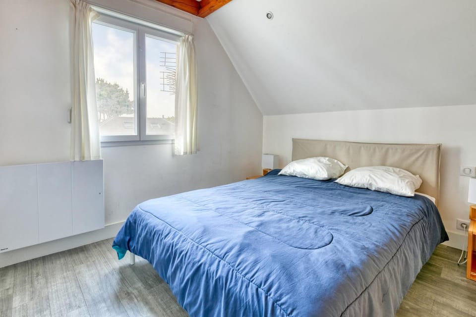 Property building, Living room, Bedroom