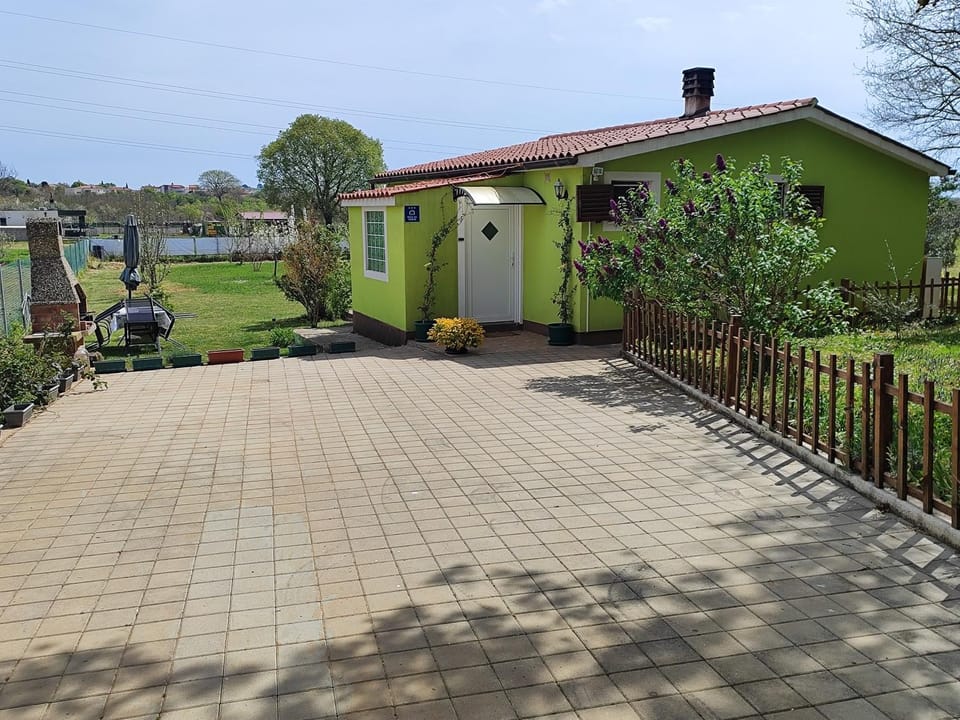 Kuća za odmor TRI SUNCA House in Pula
