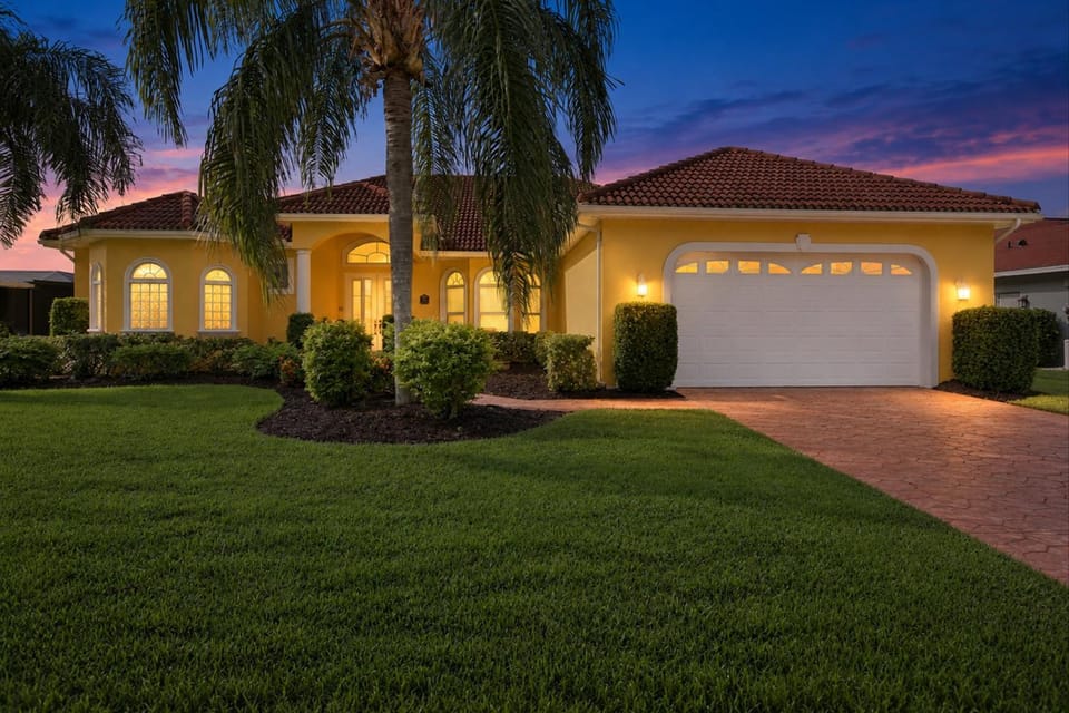 Waterfront Hideaway House in Cape Coral