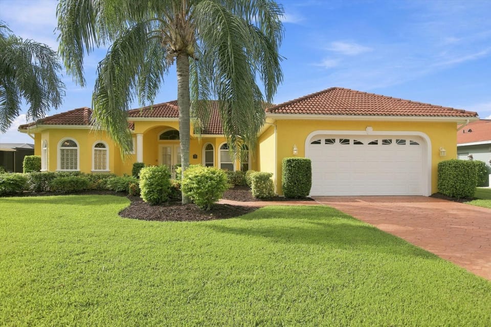 Waterfront Hideaway House in Cape Coral