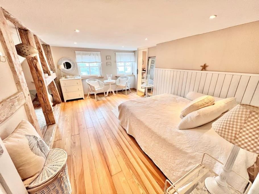 Bed, Living room, Photo of the whole room, Seating area, Bedroom