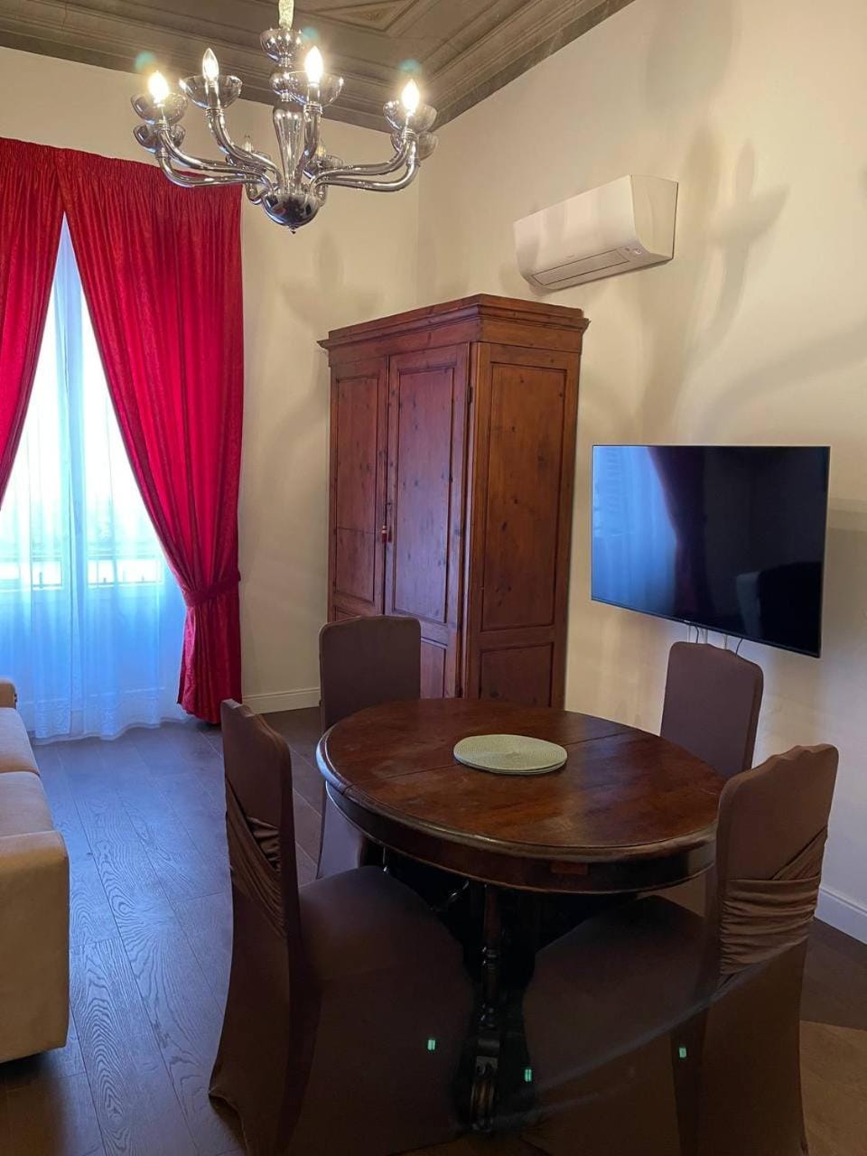 Living room, Dining area, Evening entertainment