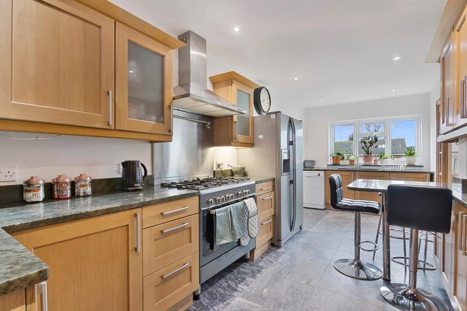 The Roost Group - 8-Bed Home - Hot Tub WiFi Parking House in Gravesend