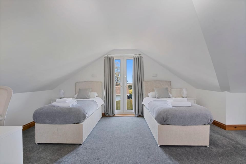 The Roost Group - 8-Bed Home - Hot Tub WiFi Parking House in Gravesend