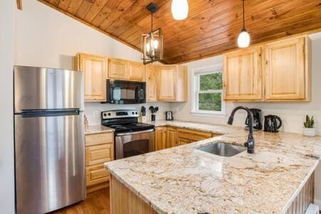 Kitchen or kitchenette, minibar