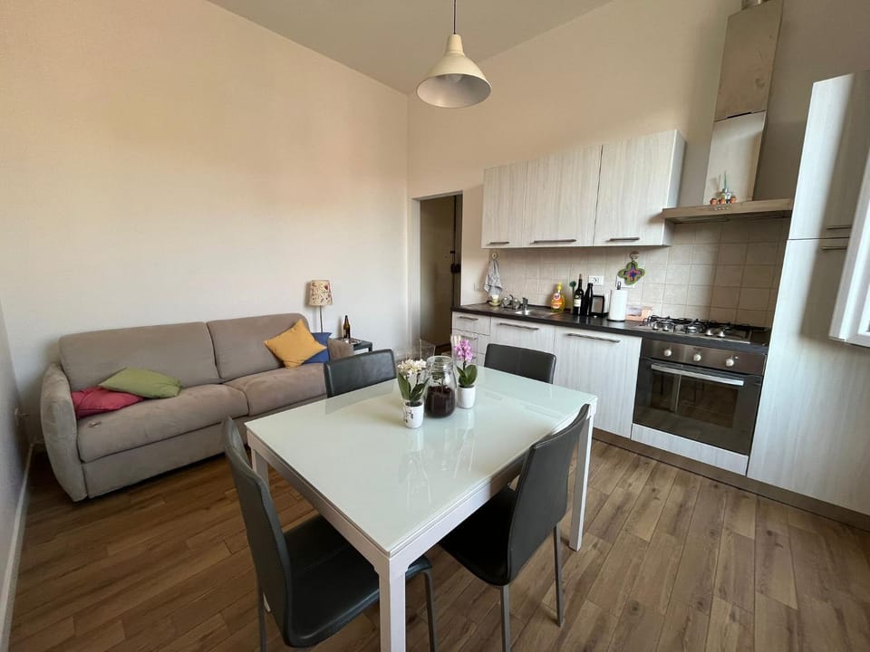 Kitchen or kitchenette, Living room, Seating area, Dining area, locker, pet friendly, stove, air conditioner