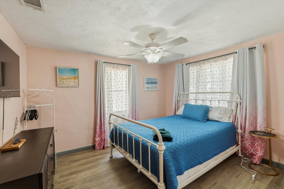 Bright 3BR, Dogs, Fenced Yard, FSU & Dwntown House in Tallahassee