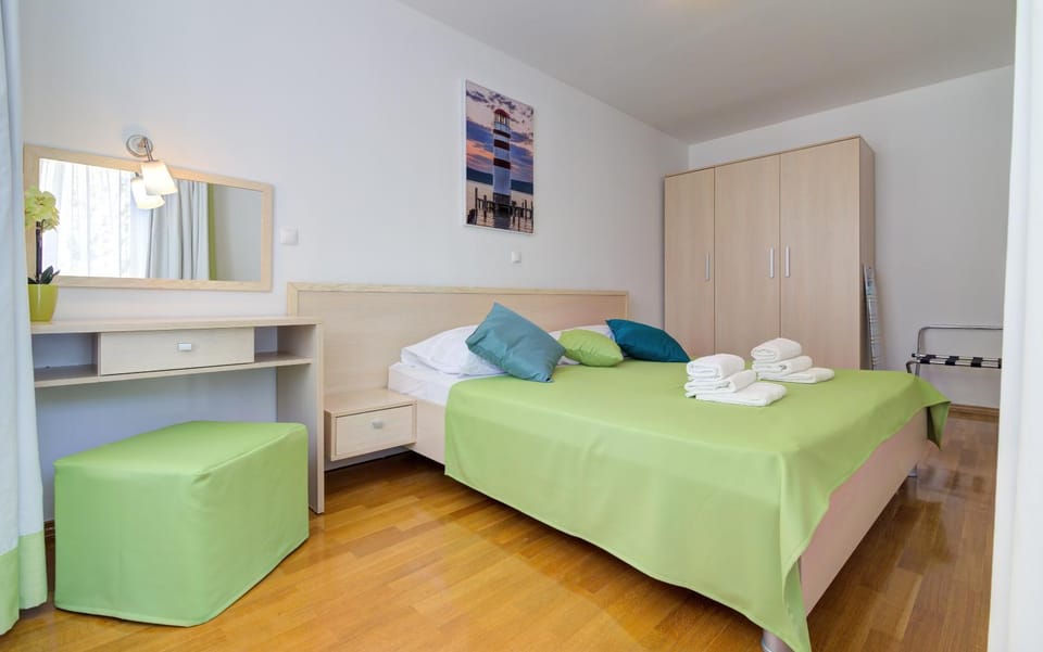 Bed, Bedroom, towels, wardrobe