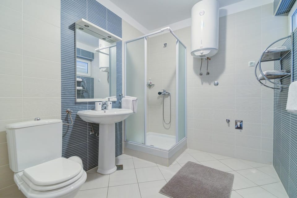 Shower, Toilet, Bathroom, towels