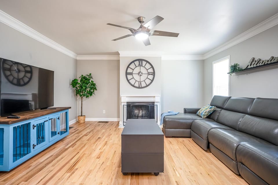 TV and multimedia, Living room, Seating area, Evening entertainment, fireplace