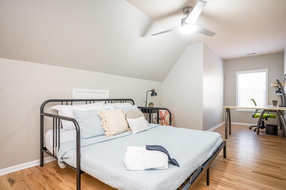 Bed, Photo of the whole room, Bedroom, fireplace, towels