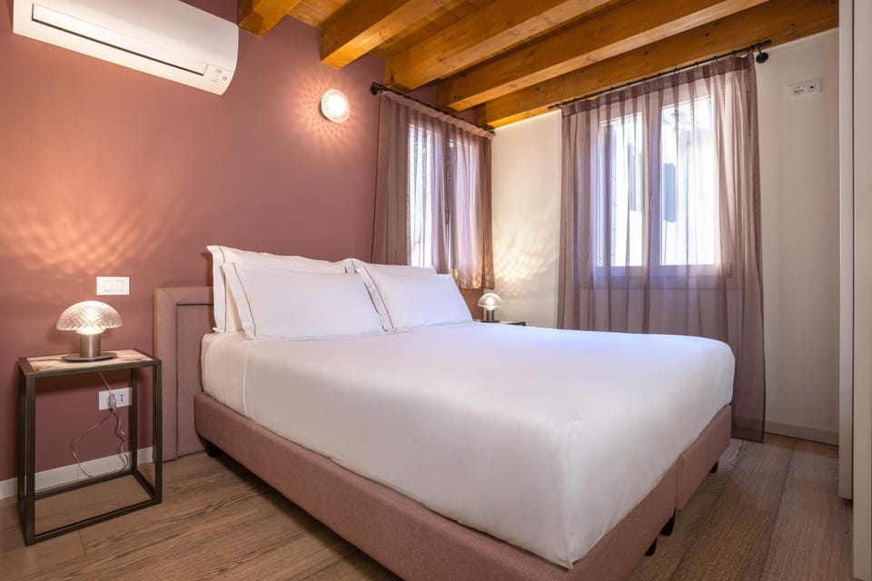 Bedroom, air conditioner