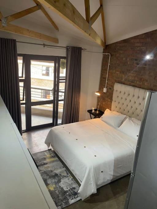 Dream Abodes at Cozy Craftmans Ship, Maboneng Apartment in Johannesburg