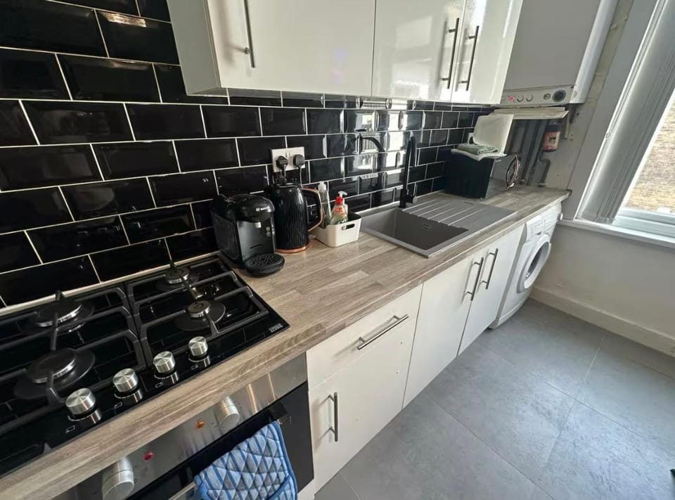 HP Wizards Corner Spacious 4 bed near Watford Junction Apartment in Watford